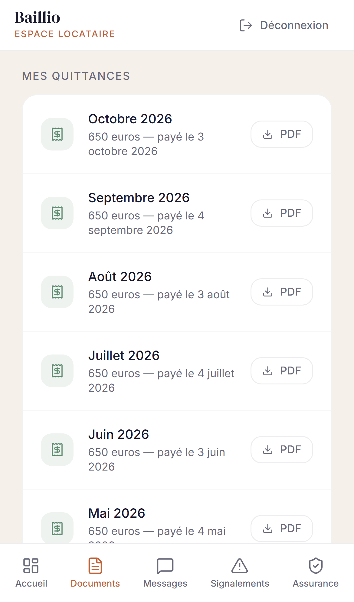 Portail locataire sur téléphone : la liste des quittances mensuelles, chacune téléchargeable en PDF.